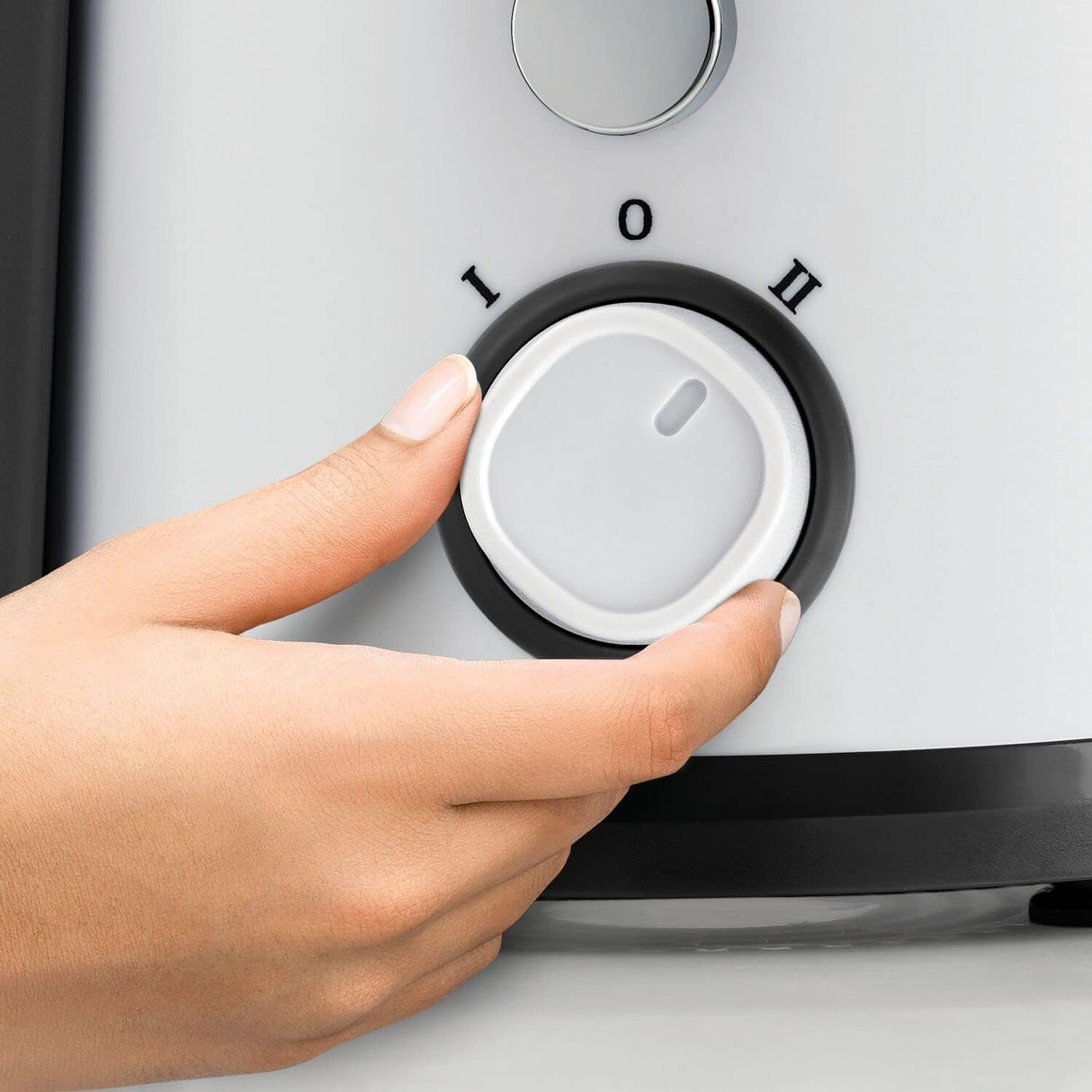 Black+Decker Juice Extractor 600W with 2 Speed Controls 65mm Feeding Chute Dishwasher Safe JE600 B5 White