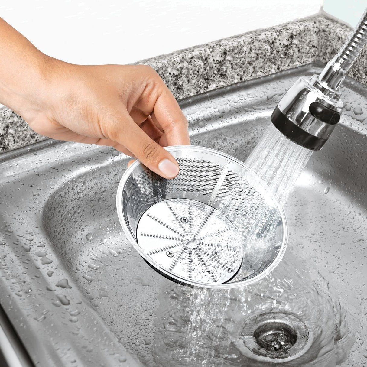 Black+Decker Juice Extractor 600W with 2 Speed Controls 65mm Feeding Chute Dishwasher Safe JE600 B5 White