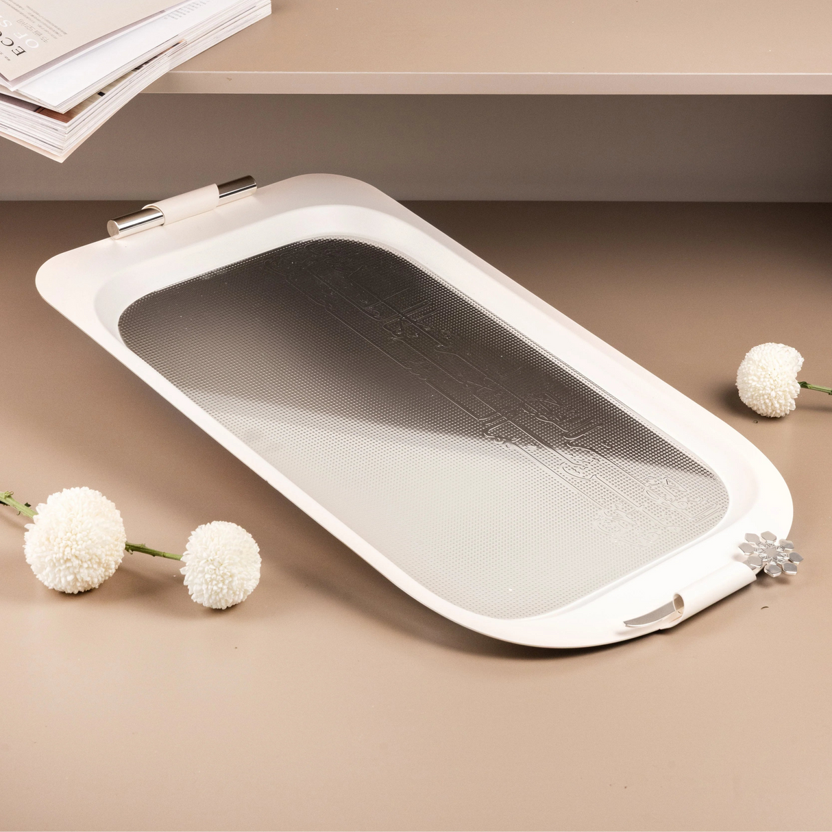 Otantik Mirral Premium Stainless Steel Serving Tray – White with Silver Detailing (53×31 cm) - Al Kabayel Discount CentreOtantik Mirral Premium Stainless Steel Serving Tray – White with Silver Detailing (53×31 cm)Serving TraysOTANTIKAl Kabayel Discount Centre