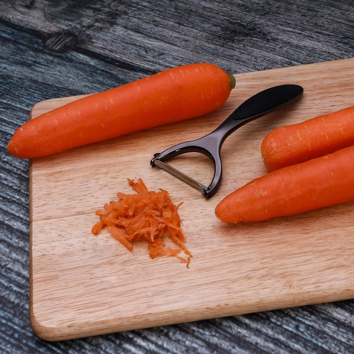 Royalford Zinc Alloyed Triangle Vegetable Peeler - Y - Shaped Swivel Peeler Perfect for Peeling Vegetables & Fruits - Plastic Handle, Vegetable and Fruit Peeler/Slicer for Smooth Peeling - 15cmX6cm - Black - Al Kabayel Discount CentreRoyalford Zinc Alloyed Triangle Vegetable Peeler - Y - Shaped Swivel Peeler Perfect for Peeling Vegetables & Fruits - Plastic Handle, Vegetable and Fruit Peeler/Slicer for Smooth Peeling - 15cmX6cm - BlackKitchen Utensils & GadgetsROYALFORDAl Kabayel Discount Centre