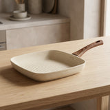 Yuniverse Square Grill Pan 28 cm – Beige with Wood-Look Handle