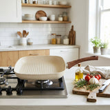 Yuniverse Square Grill Pan 28 cm – Beige with Wood-Look Handle