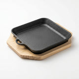 Yuniverse Cast Iron Sizzling Pan with Wooden Base – Black, 20 × 20 cm