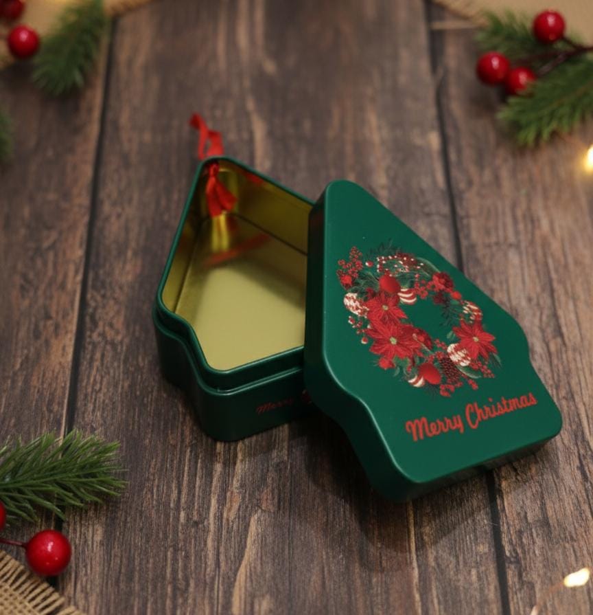 AKDC 13cm Green Candy Box Home Shape | Festive Gift Box with Wreath Design for Christmas - Al Kabayel Discount CentreAKDC 13cm Green Candy Box Home Shape | Festive Gift Box with Wreath Design for ChristmasHome Décor AccentsAKDCAl Kabayel Discount Centre