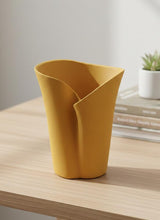 AKDC Sand Color Hard Plastic Flower Vase – Modern Curved Decorative Design – 24×17 cm - Al Kabayel Discount CentreAKDC Sand Color Hard Plastic Flower Vase – Modern Curved Decorative Design – 24×17 cmFlower/Plant PotsAKDCAl Kabayel Discount Centre