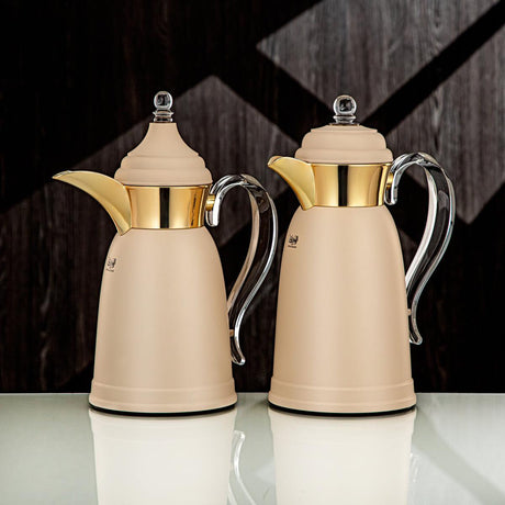 Almarjan 2pcs Vaccum Flask 0.7L+1L, Keeps Tea & Coffee Hot & Cold for 8hrs, Beige - Gold - Al Kabayel Discount CentreAlmarjan 2pcs Vaccum Flask 0.7L+1L, Keeps Tea & Coffee Hot & Cold for 8hrs, Beige - GoldThermosALMARJANAl Kabayel Discount Centre