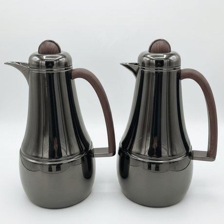 Almarjan Premium 1L + 1L Vacuum Flask Set in Black Finish with Elegant Brown Handle for Hot & Cold Beverages - Al Kabayel Discount CentreAlmarjan Premium 1L + 1L Vacuum Flask Set in Black Finish with Elegant Brown Handle for Hot & Cold BeveragesThermosALMARJANAl Kabayel Discount Centre