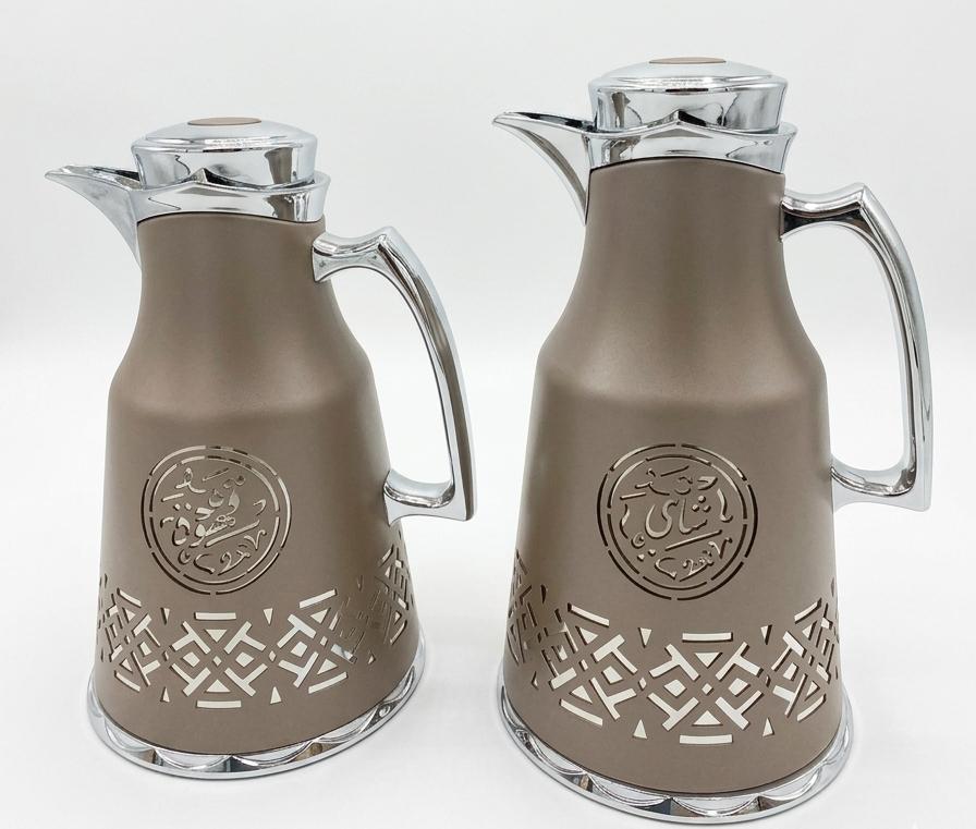 Bait Al Crystal Matte Taupe & Silver Arabic Design Stylish Vacuum Flask for Beverage Serving 700ml–1L Capacity - Al Kabayel Discount CentreBait Al Crystal Matte Taupe & Silver Arabic Design Stylish Vacuum Flask for Beverage Serving 700ml–1L CapacityThermosBAIT AL CRYSTALAl Kabayel Discount Centre
