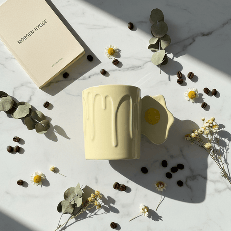 Daisy Bloom Ceramic Mug With Lid — 350ml | Cream Yellow - Al Kabayel Discount CentreDaisy Bloom Ceramic Mug With Lid — 350ml | Cream YellowMugsAKDCAl Kabayel Discount Centre