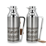 Mahra Stainless Steel Vacuum Flask Set of 2 – 1L – Arabic Engraved Thermal Carafe with Handle - Al Kabayel Discount CentreMahra Stainless Steel Vacuum Flask Set of 2 – 1L – Arabic Engraved Thermal Carafe with HandleThermosMAHRAAl Kabayel Discount Centre