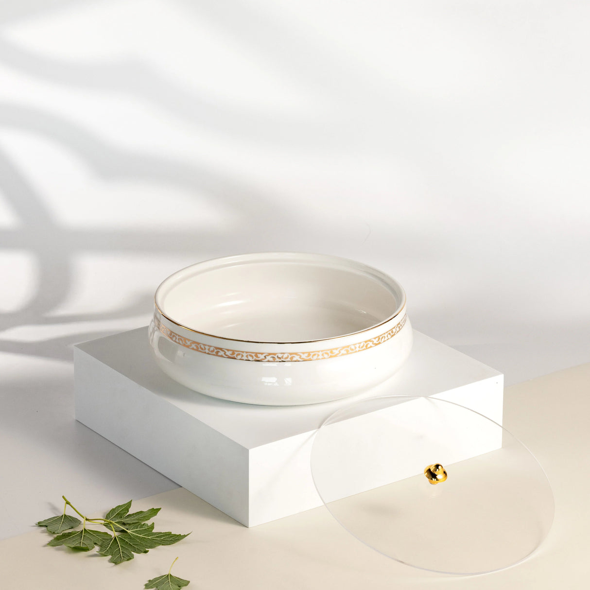 Otantic Naqsh Ceramic Dates Bowl with Lid 23.5cm*6.5cm, White/Gold - ET2970 - Al Kabayel Discount CentreOtantic Naqsh Ceramic Dates Bowl with Lid 23.5cm*6.5cm, White/Gold - ET2970BowlsOTANTIKAl Kabayel Discount Centre