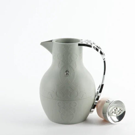 Otantik Naqsh One Vacuum Flask 1 Liter for Tea and Coffee – Grey & Silver - Al Kabayel Discount CentreOtantik Naqsh One Vacuum Flask 1 Liter for Tea and Coffee – Grey & SilverThermosOTANTIKAl Kabayel Discount Centre